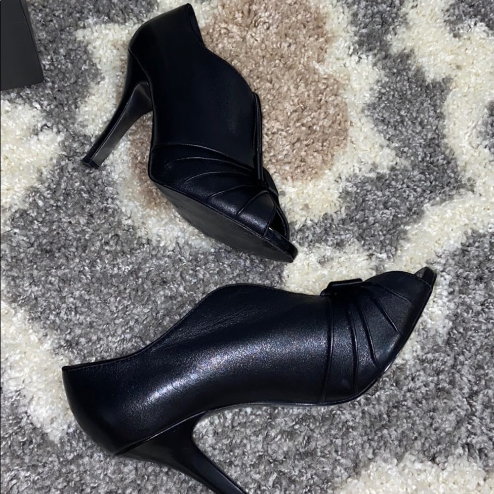 Tahari black heel with bow